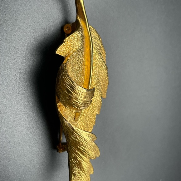 Coro Gold Tone Folded Leaf Pin Brooch, Vintage 1960s Coro, Excellent Condition - Picture 4 of 5